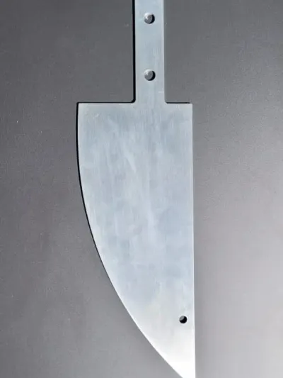 Gravure en relief sur couteau réalisée par CNC