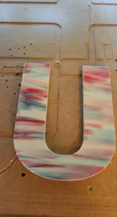 Lettrage en forme de U