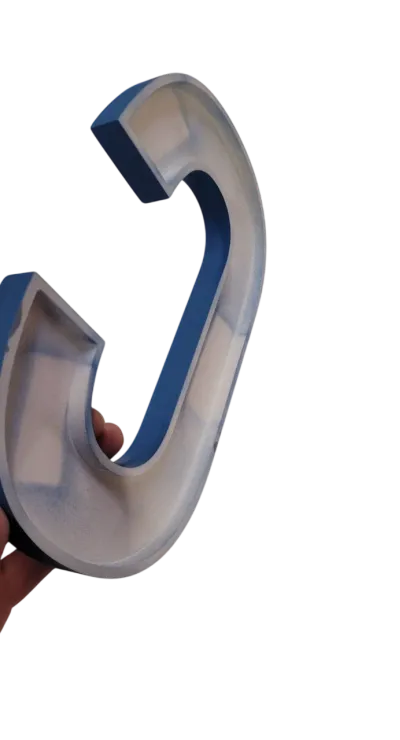 Lettre décaissée bicolore bleue et blanche