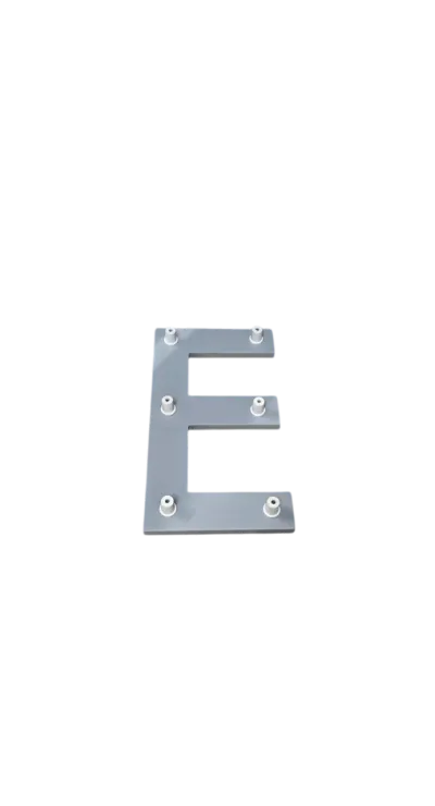 Lettre E métallique avec points de fixation