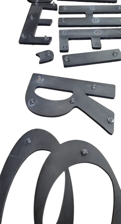 Lettres d'enseigne métalliques avec fixations